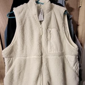 NWT 1x Maurices White Sherpa Vest
